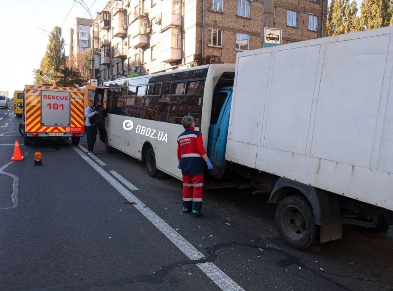 Кабіна вантажівки повністю опинилась у салоні маршрутки: у Києві сталась ДТП із постраждалими. Подробиці, фото і відео 