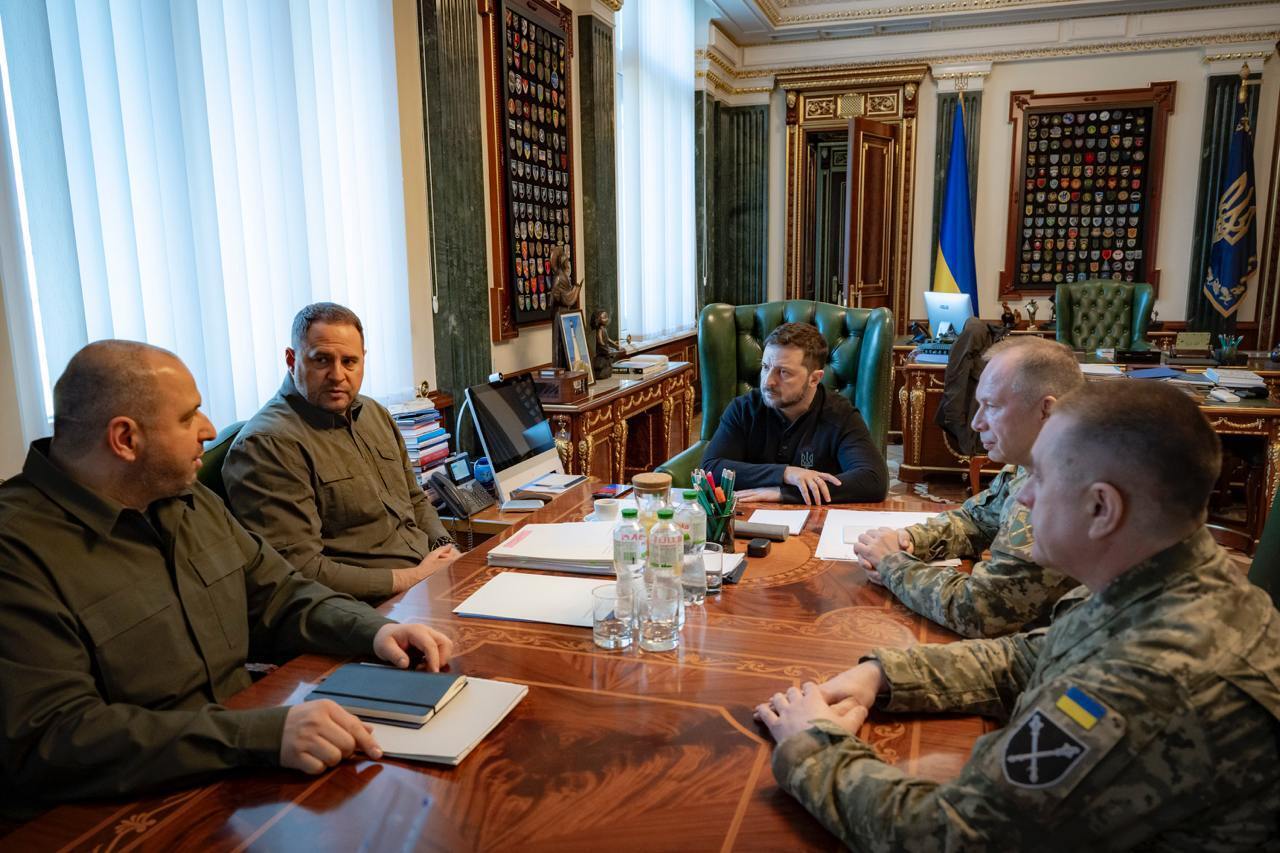 Створення буферної зони і поповнення обмінного фонду: Зеленський провів нараду з топсиловиками щодо фронту. Фото