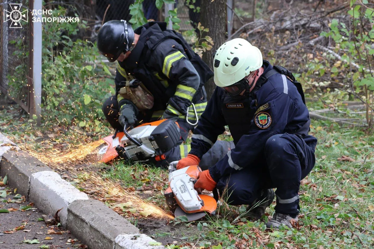 Під ударом був дитячий садок: унаслідок атаки РФ на Запоріжжя є загиблі, постраждали 16 осіб. Фото і відео