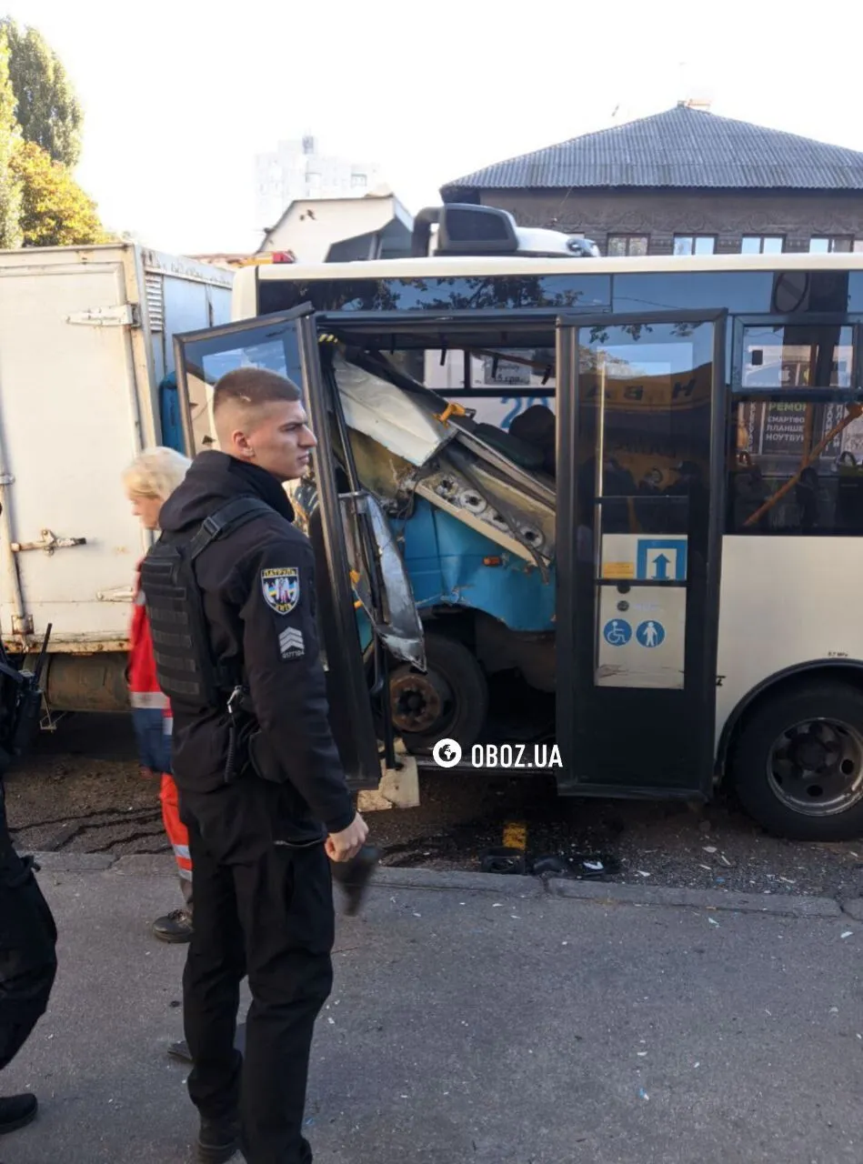 Кабина грузовика полностью оказалась в салоне маршрутки: в Киеве произошло ДТП с пострадавшими. Подробности, фото и видео