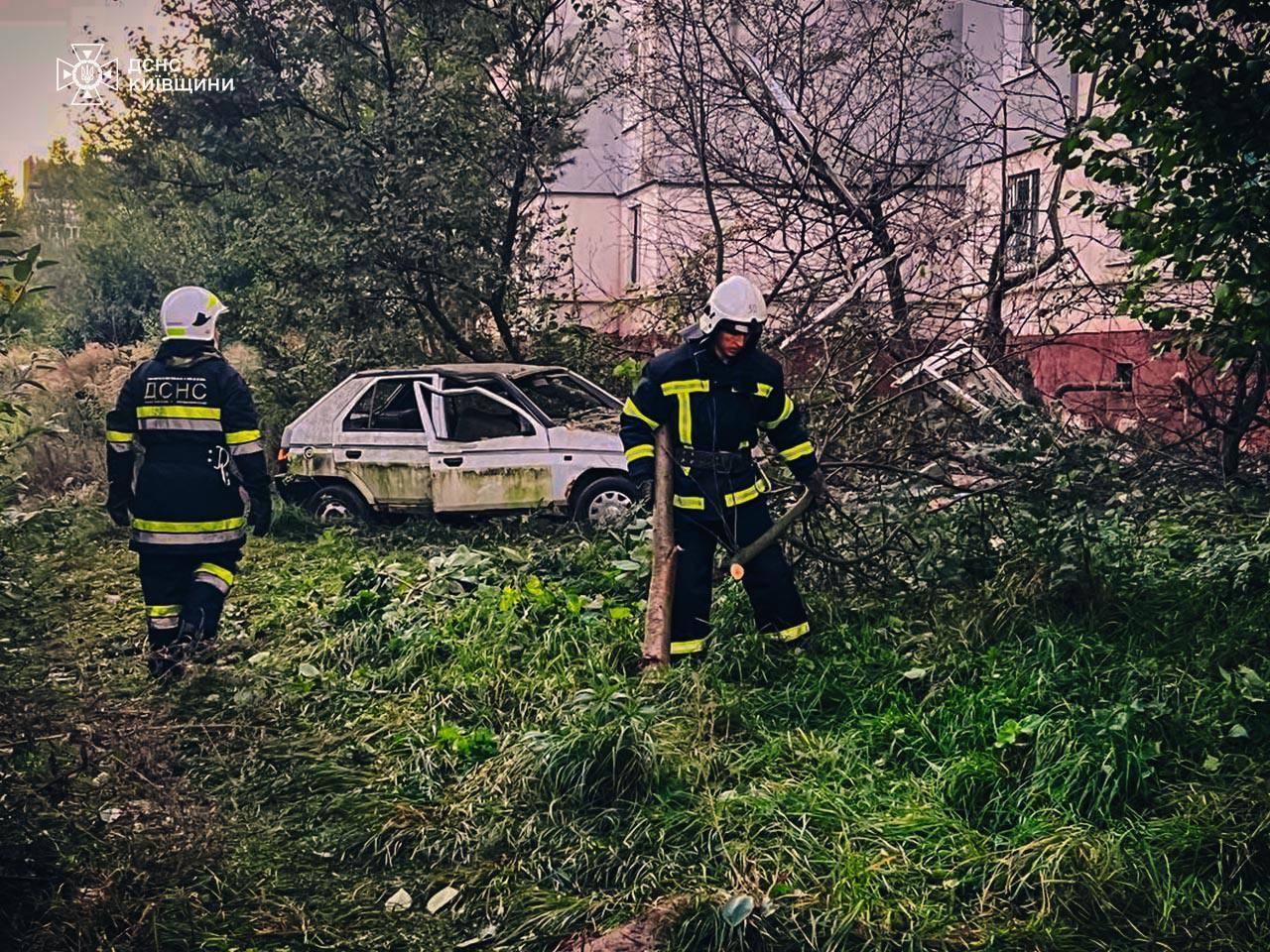 Повреждены дома и произошло несколько пожаров: в КОВА рассказали о последствиях российской атаки на Киевщину. Фото и видео