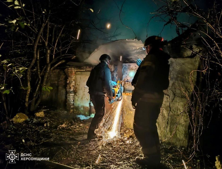 Окупанти вдарили по Херсону та області: є постраждалі. Фото
