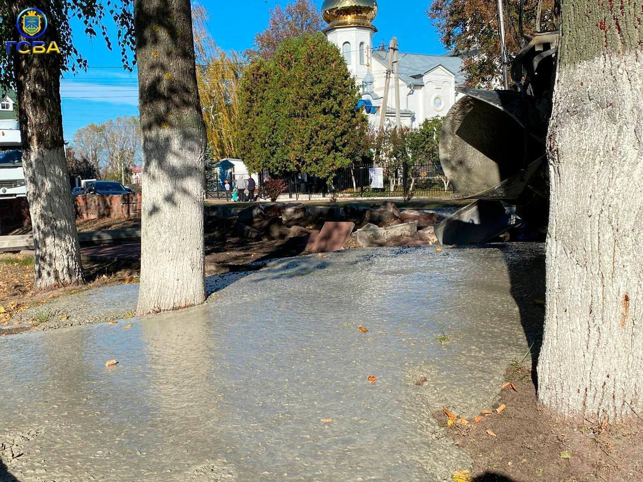 Под Киевом бетоносмеситель снес забор и перевернулся. Подробности ДТП и фото