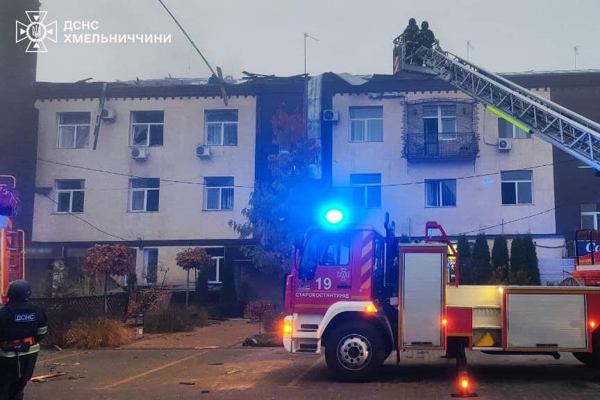 На Хмельниччині внаслідок ворожої атаки пошкоджено багатоповерхівку й готель: є постраждалий. Фото і відео