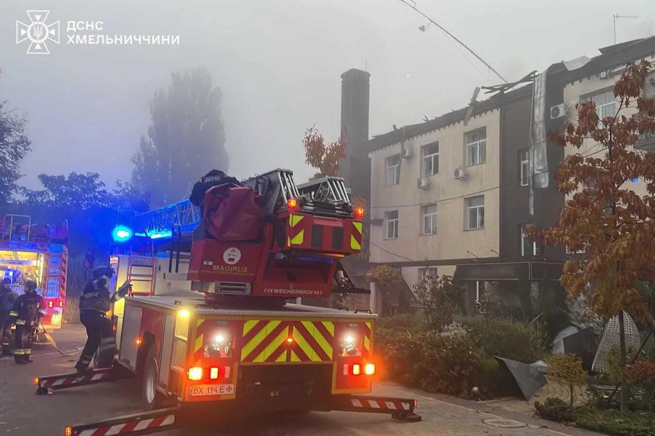 На Хмельниччині внаслідок ворожої атаки пошкоджено багатоповерхівку й готель: є постраждалий. Фото і відео