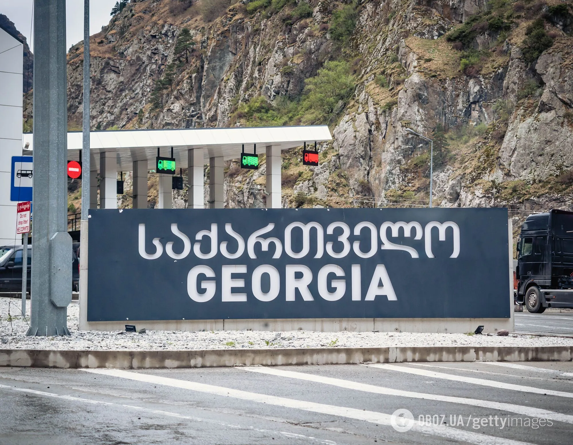 "Крим – це Україна!" Прикордонники відмовилися впустити в Грузію дівчину з Росії, побачивши її паспорт
