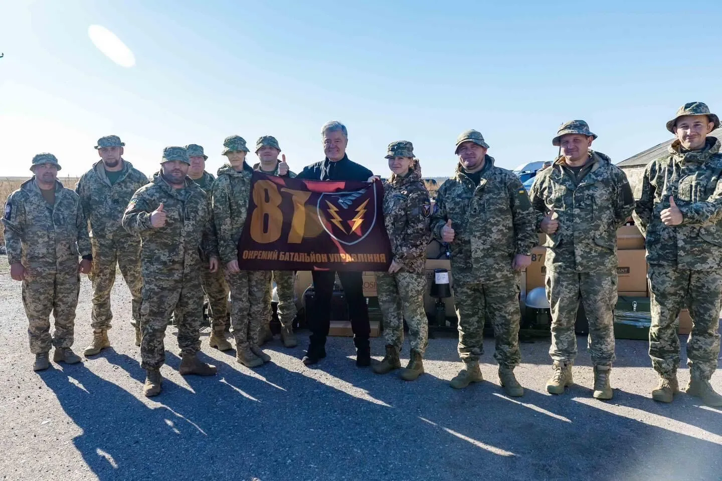 Порошенко привез технику в 15 бригад, воюющих под Покровском и в других направлениях фронта. Фото