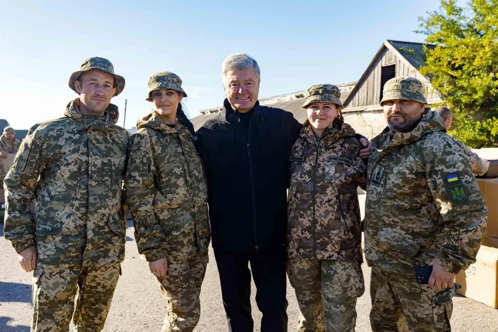 Порошенко привіз техніку у 15 бригад, які воюють під Покровськом та на інших напрямках фронту. Фото