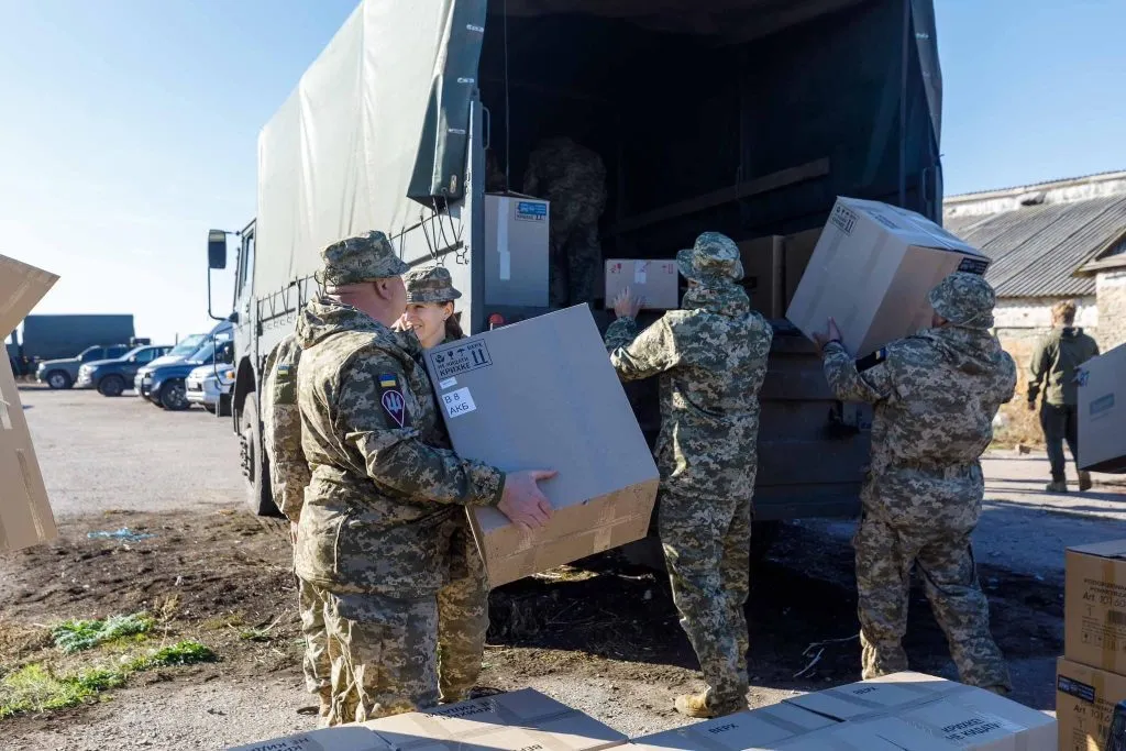 Порошенко привез технику в 15 бригад, воюющих под Покровском и в других направлениях фронта. Фото