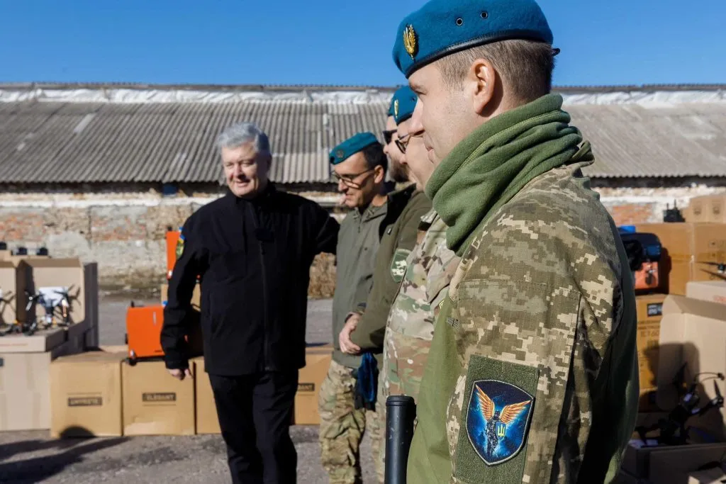 Порошенко привез технику в 15 бригад, воюющих под Покровском и в других направлениях фронта. Фото