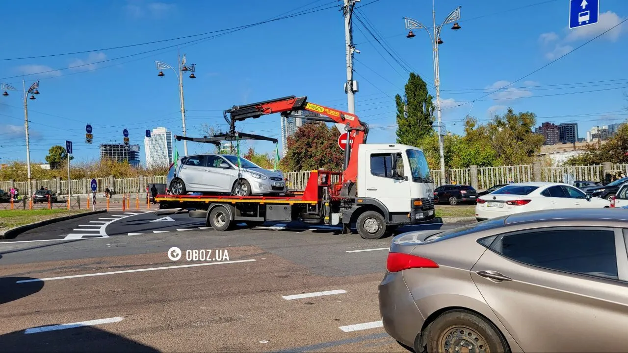 Евакуатори та постійний затор неподалік: як працює нова розв’язка у Києві на Вокзальній площі. Фото та відео