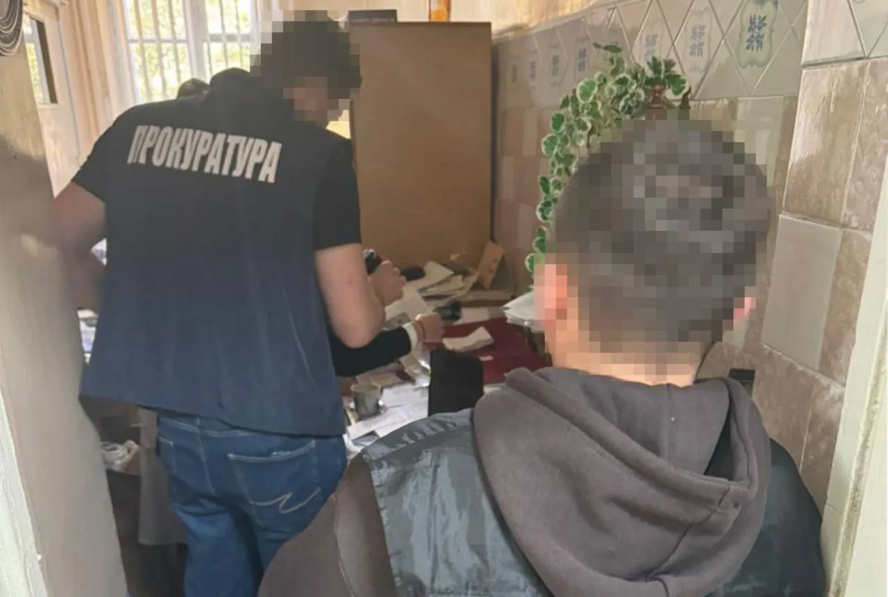 Три тисячі доларів за групу інвалідності: у Львові лікарку затримали під час отримання хабаря. Фото