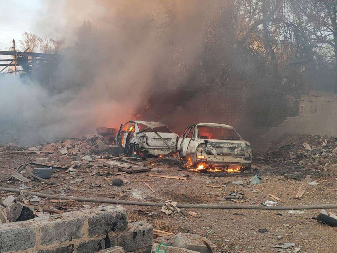 Росіяни обстріляли Олексієво-Дружківку на Донеччині: двоє людей загинули, зруйновано пошту. Фото й відео