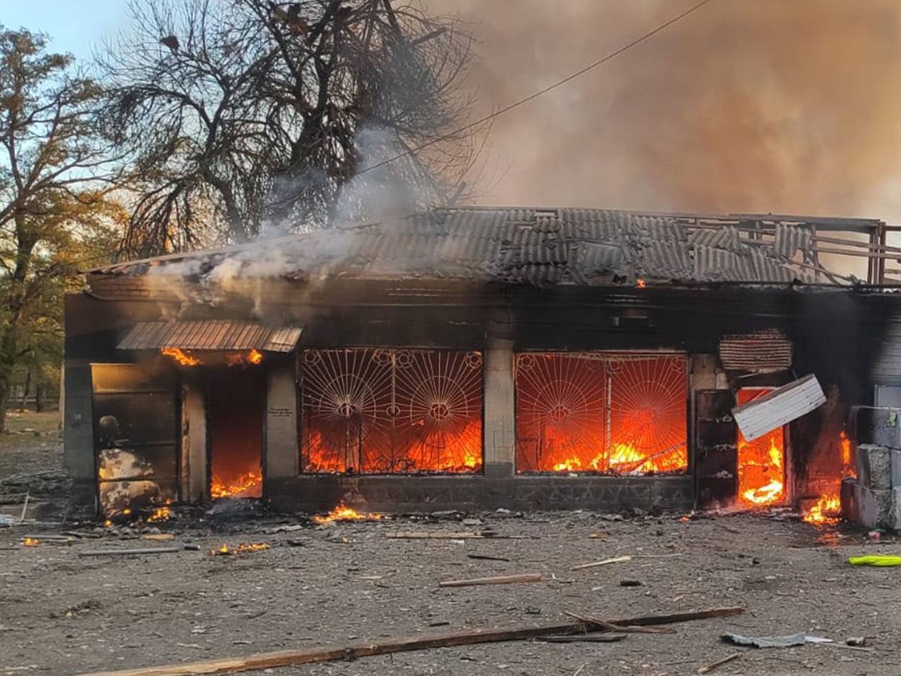 Росіяни обстріляли Олексієво-Дружківку на Донеччині: двоє людей загинули, зруйновано пошту. Фото й відео