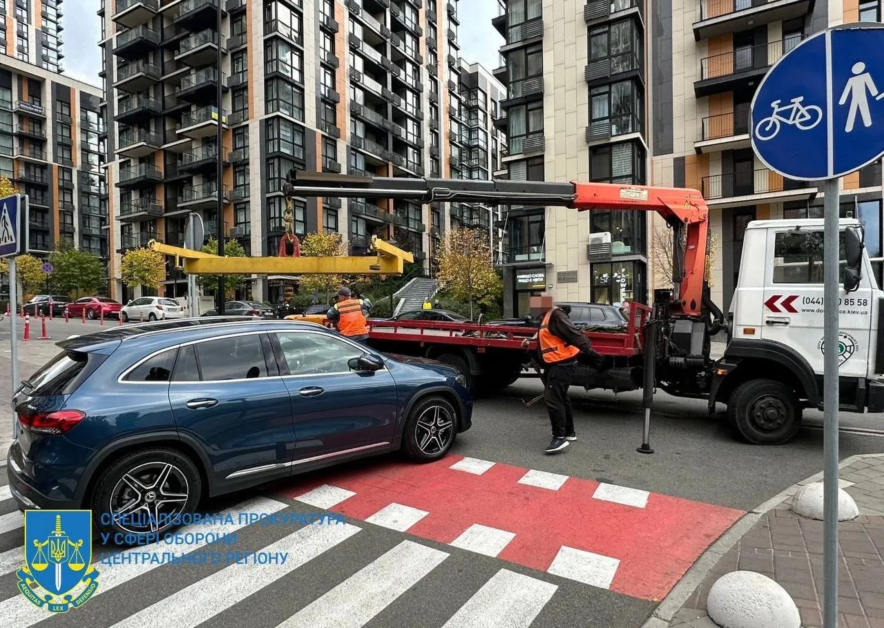 Знайшли 1,2 млн доларів і 11 авто бізнес-класу: у Києві викрили службовців ТЦК та ексголову ВЛК, які допомогли понад тисячі ухилянтам. Фото