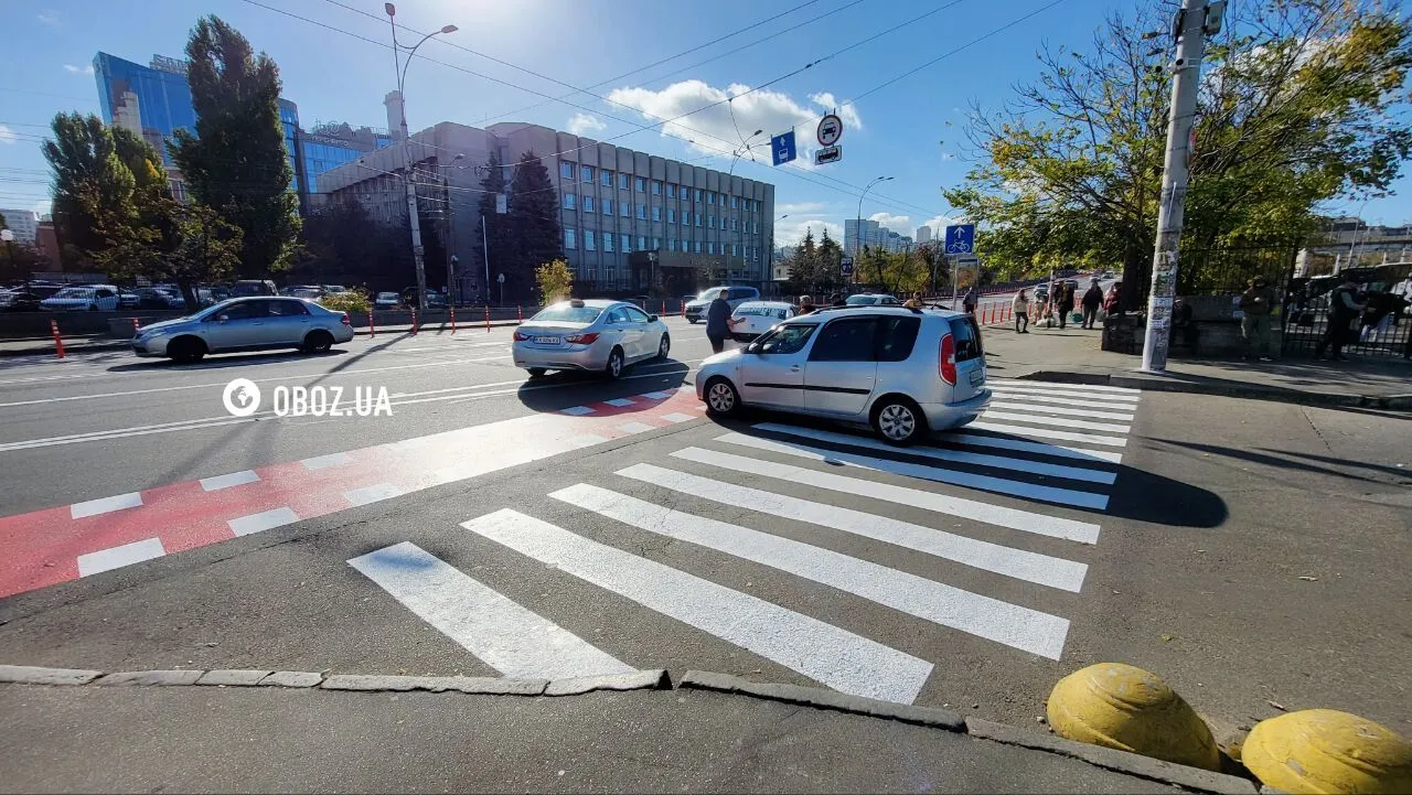 Евакуатори та постійний затор неподалік: як працює нова розв’язка у Києві на Вокзальній площі. Фото та відео