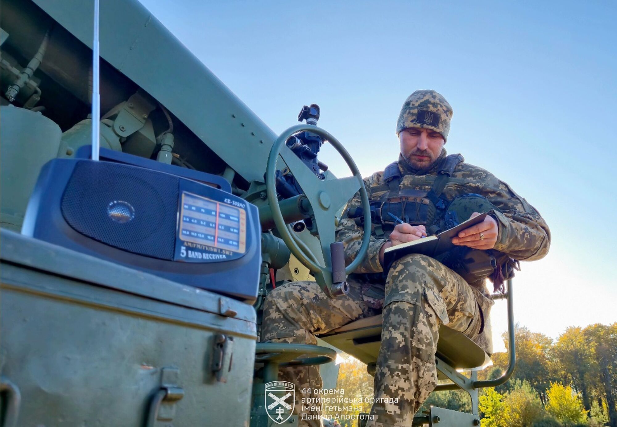 "Культурная дипломатия": в ВСУ показали, как украинские военные писали радиодиктант национального единства в Судже. Фото