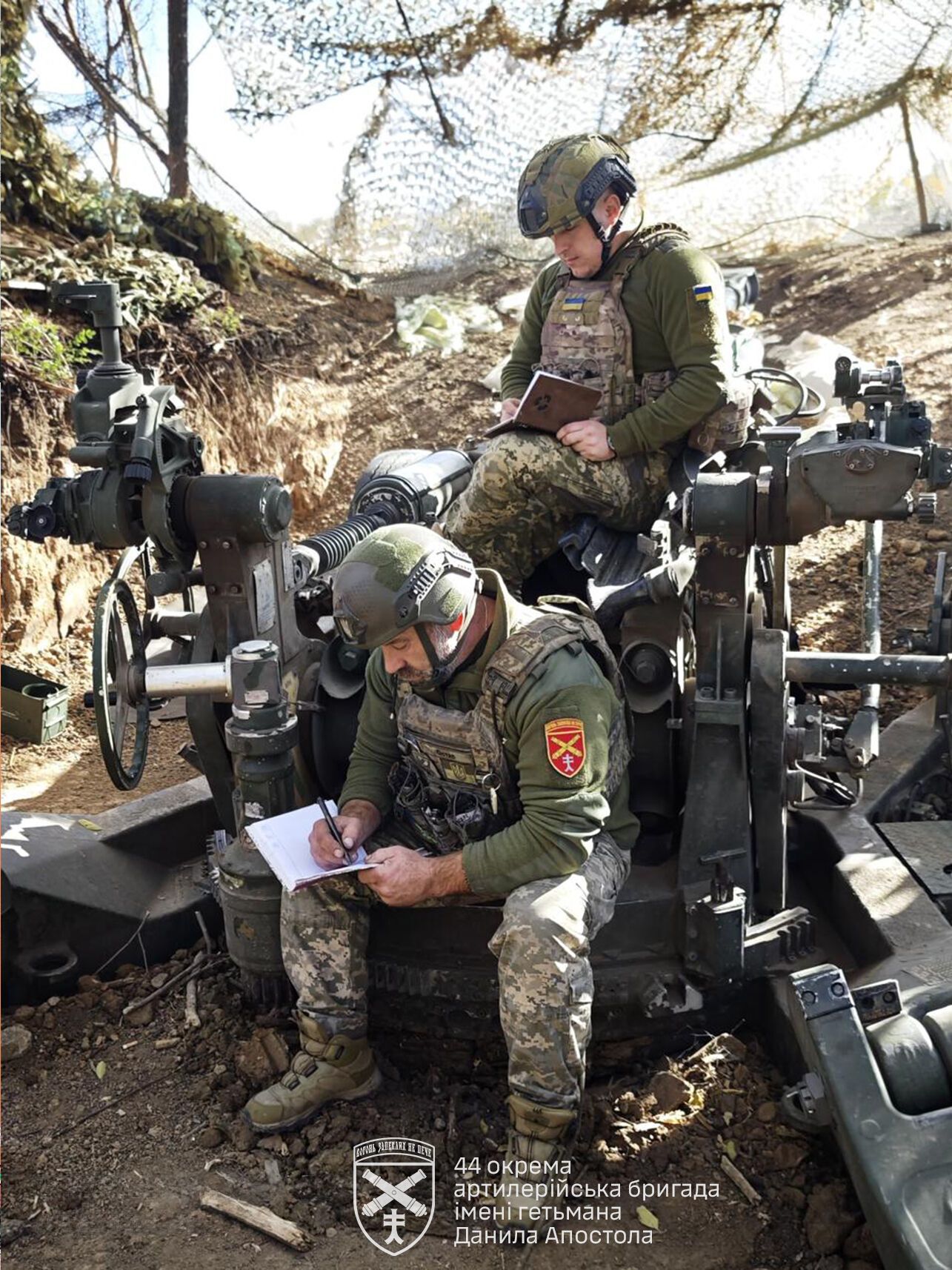 "Культурная дипломатия": в ВСУ показали, как украинские военные писали радиодиктант национального единства в Судже. Фото