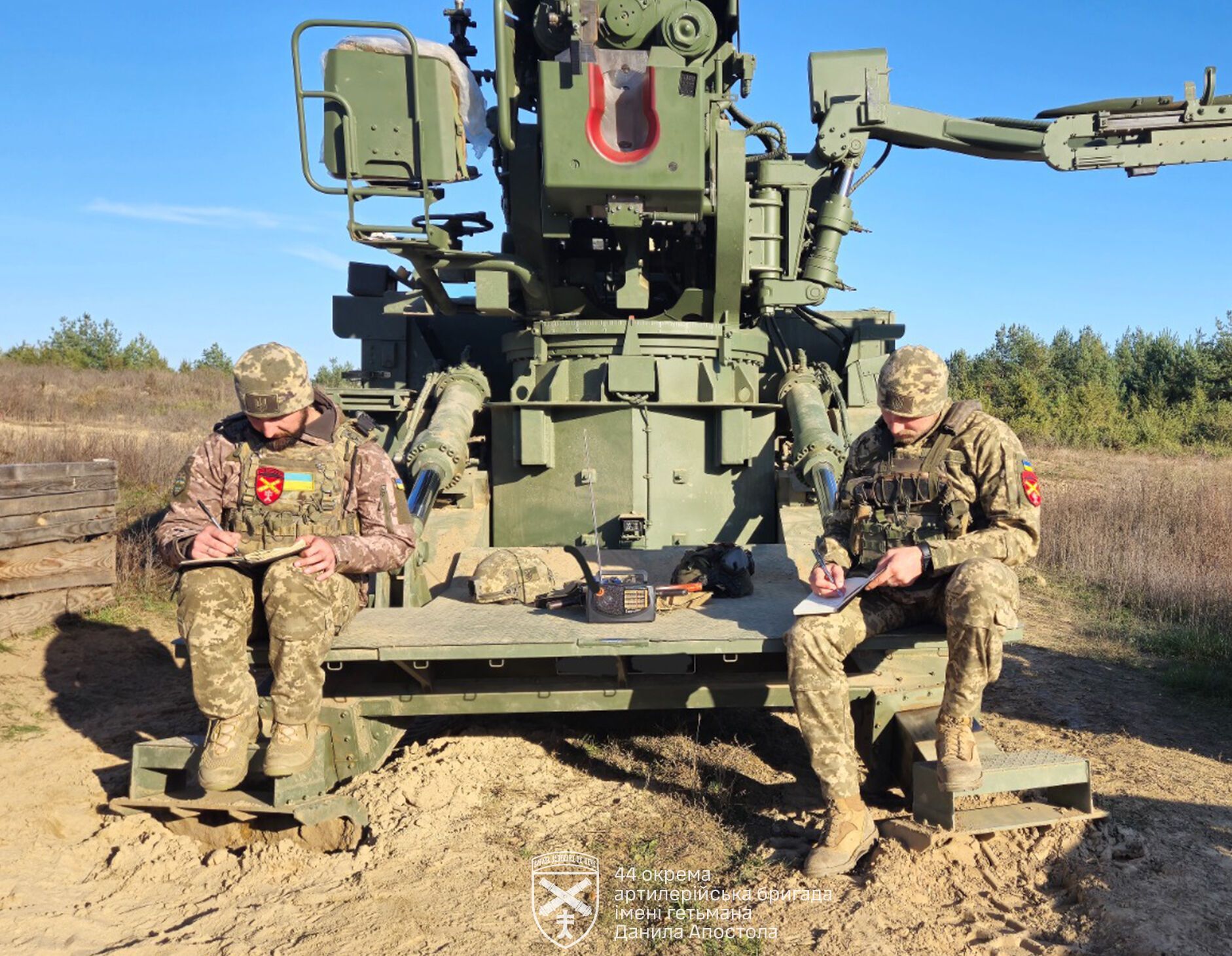 "Культурная дипломатия": в ВСУ показали, как украинские военные писали радиодиктант национального единства в Судже. Фото