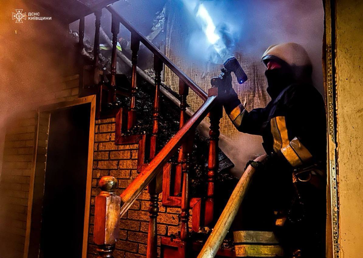 Под Киевом спасатели несколько часов тушили масштабный пожар в частном доме. Подробности, фото и видео