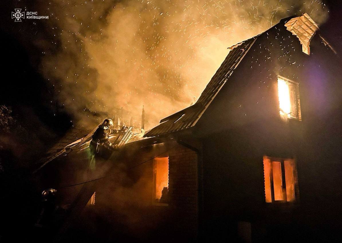 Під Києвом рятувальники кілька годин гасили масштабну пожежу в приватному будинку. Подробиці, фото і відео