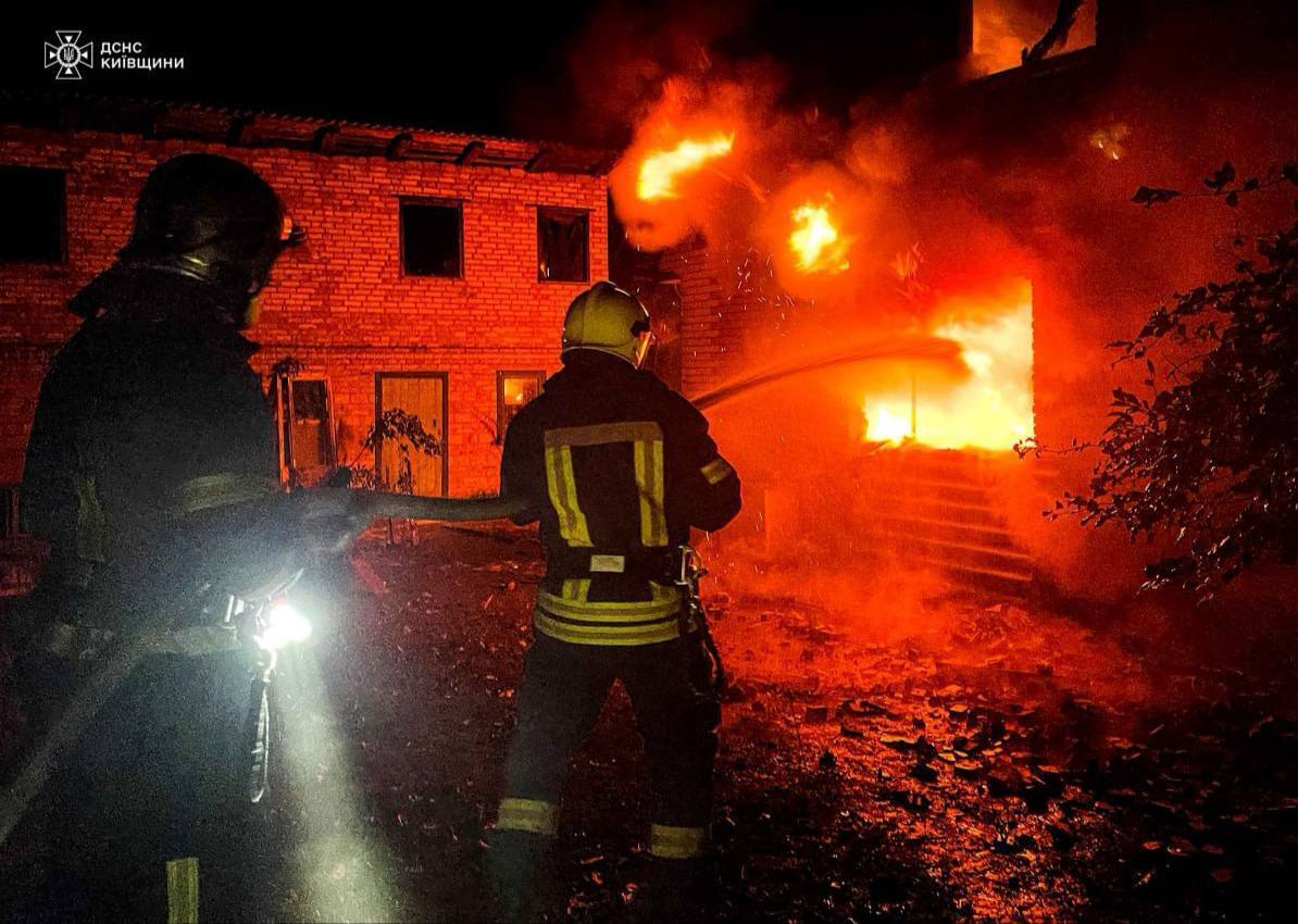 Під Києвом рятувальники кілька годин гасили масштабну пожежу в приватному будинку. Подробиці, фото і відео