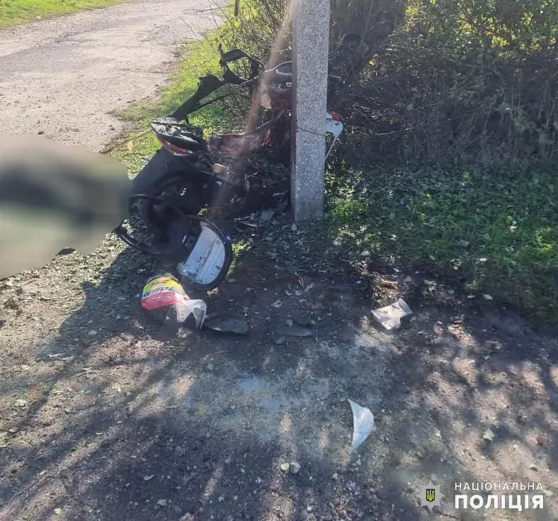 Окупанти атаками дронів вбили цивільного та знищили поліцейський автомобіль на Миколаївщині. Фото 