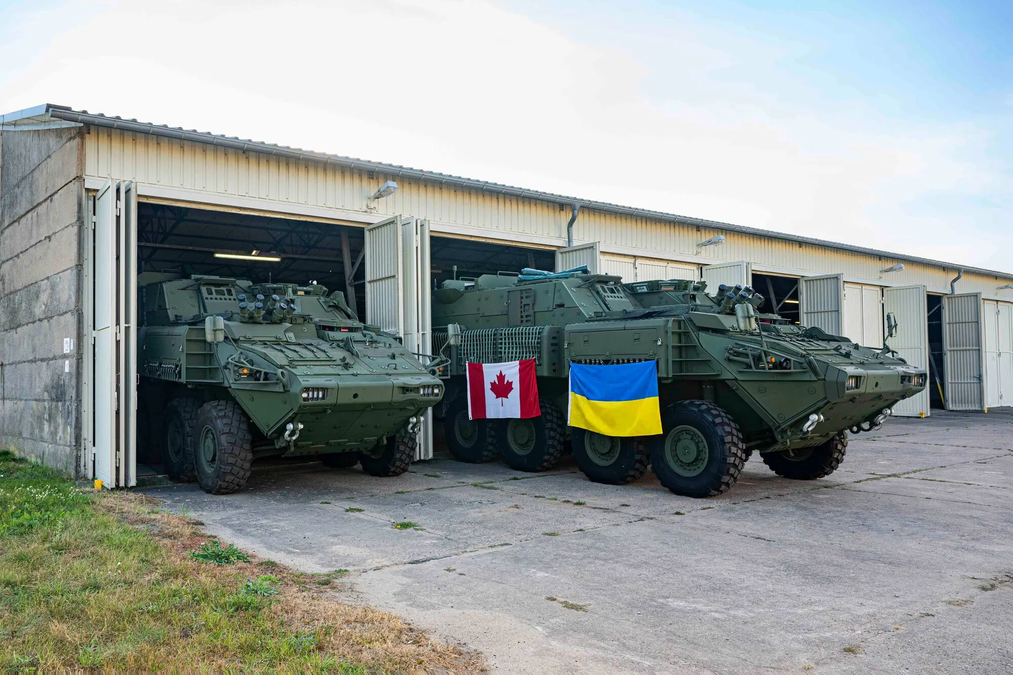 Канада передала Україні першу партію БТР LAV: на що здатна техніка на полі бою. Фото