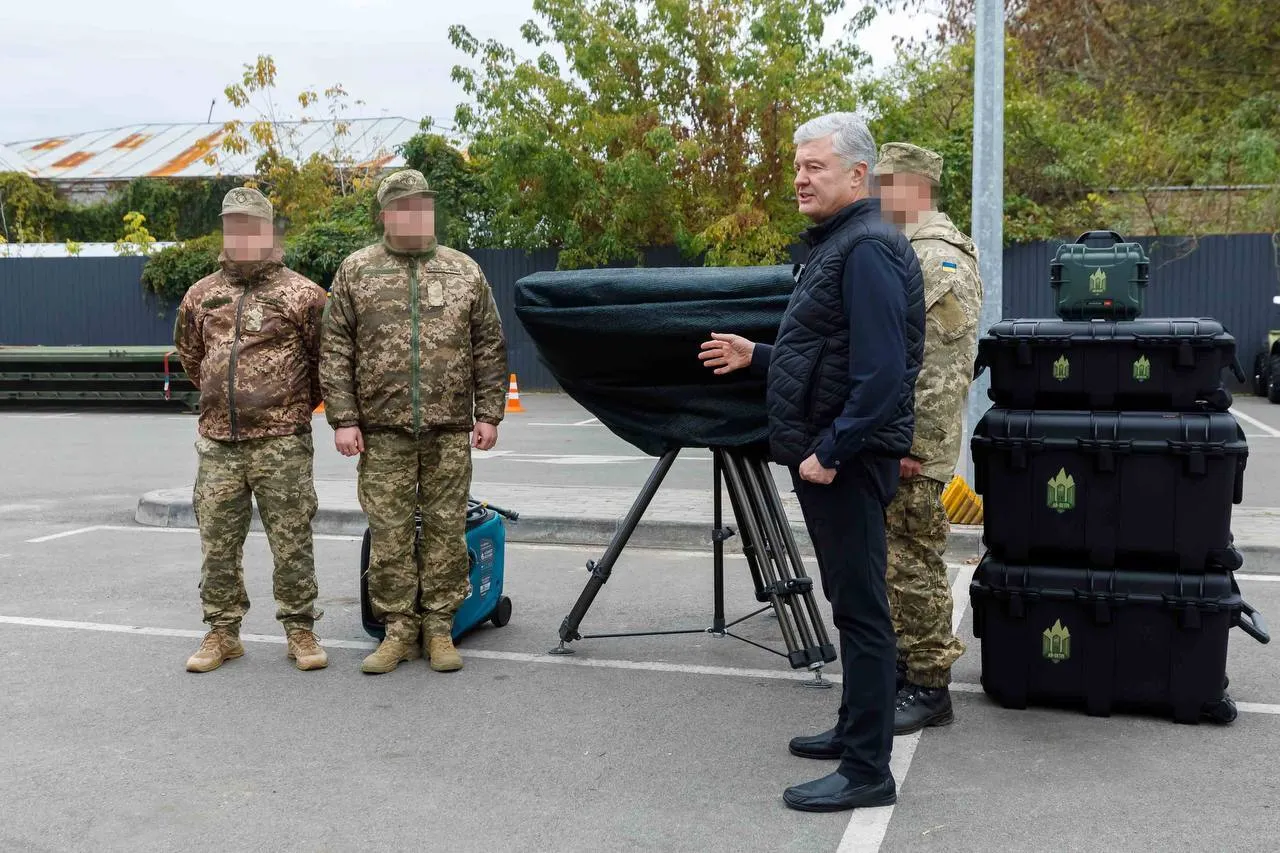 Порошенко передал военным комплекс "Ай-Петри СВ", который может обнаруживать и глушить сигналы вражеских дронов. Фото и видео