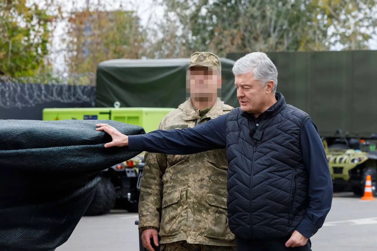 Порошенко передал военным комплекс "Ай-Петри СВ", который может обнаруживать и глушить сигналы вражеских дронов. Фото и видео