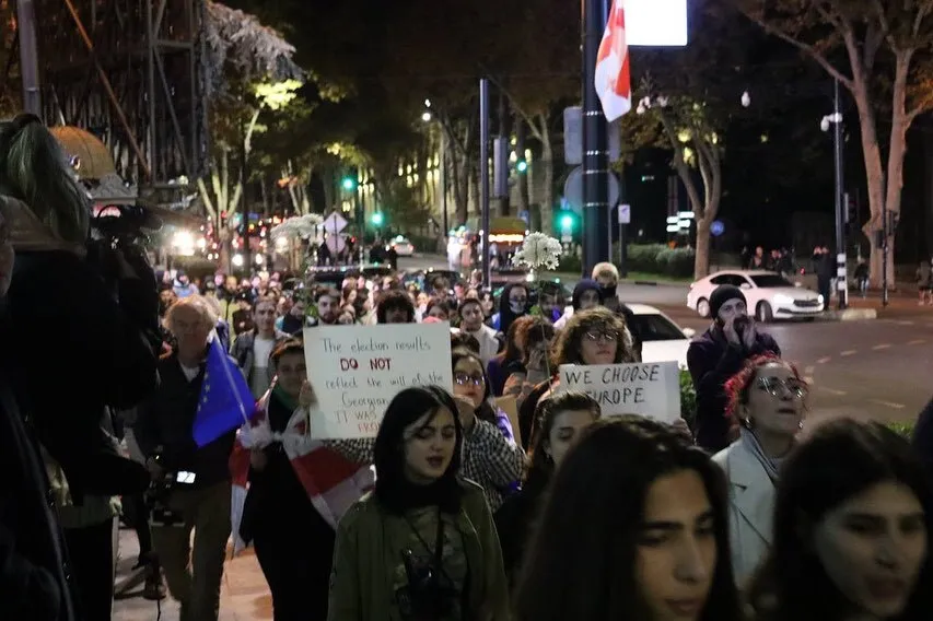 "Мы хотим жить в европейской цивилизации": в Грузии на митинг против результатов парламентских выборов вышли студенты. Фото