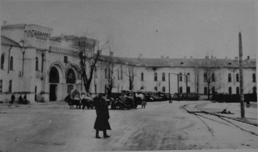 Кінні екіпажі і напівпусті вулиці: у мережі показали Київ на початку ХХ століття. Фото