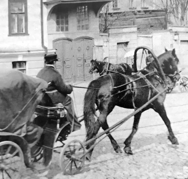 Кінні екіпажі і напівпусті вулиці: у мережі показали Київ на початку ХХ століття. Фото