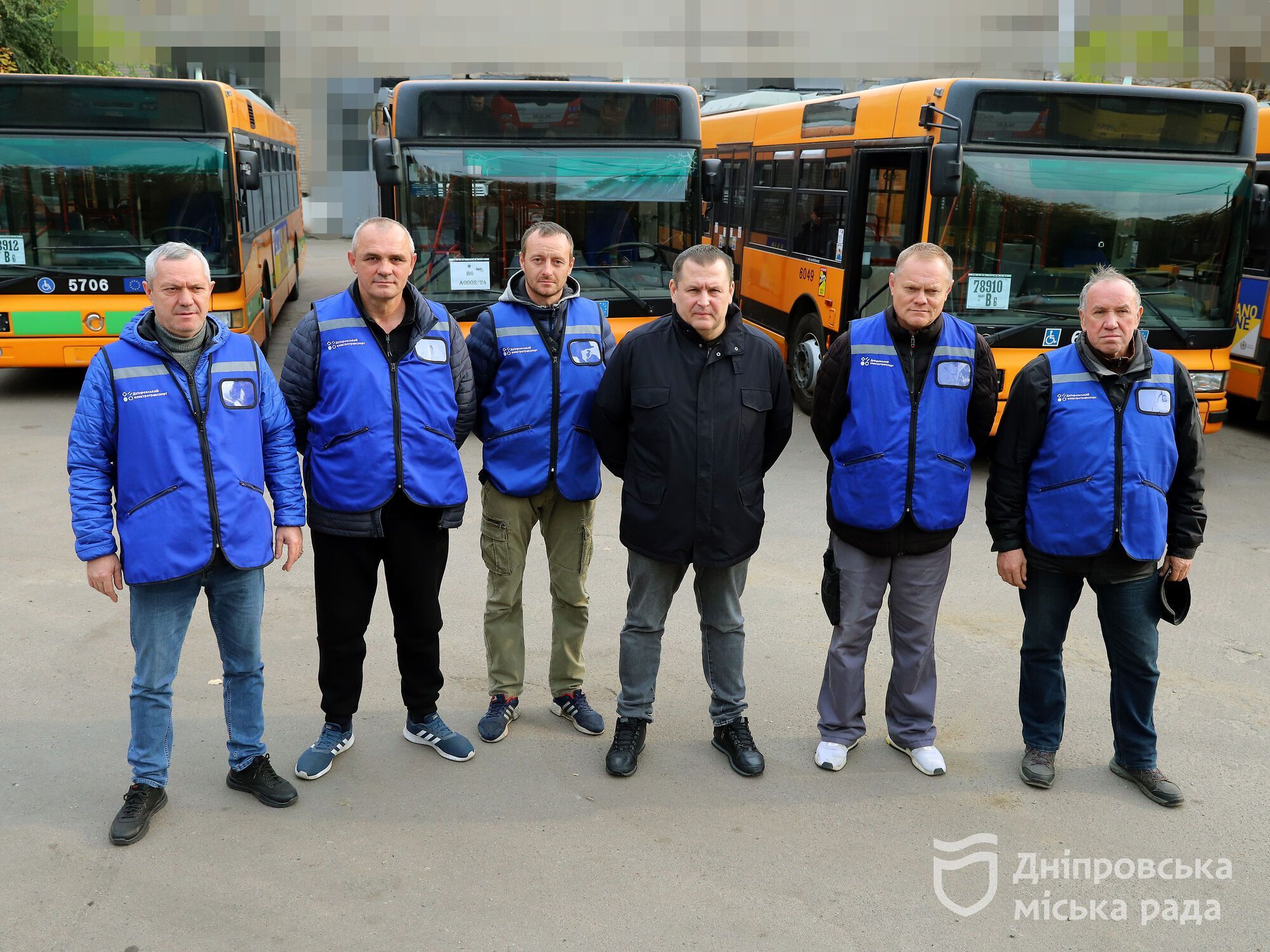 Дніпро отримав ще 5 комфортних автобусів з Мілана для шкільних перевезень