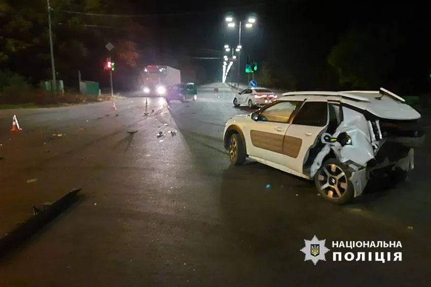 У Києві п’яний водій Mercedes на швидкості протаранив легковик: є постраждалий. Подробиці і фото