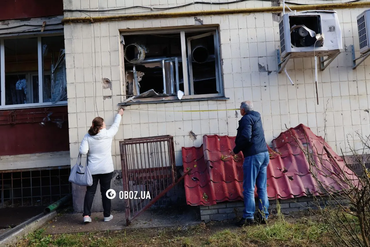 Пошкоджений будинок та знищені вогнем машини: наслідки чергової російської атаки на Київ. Фоторепортаж