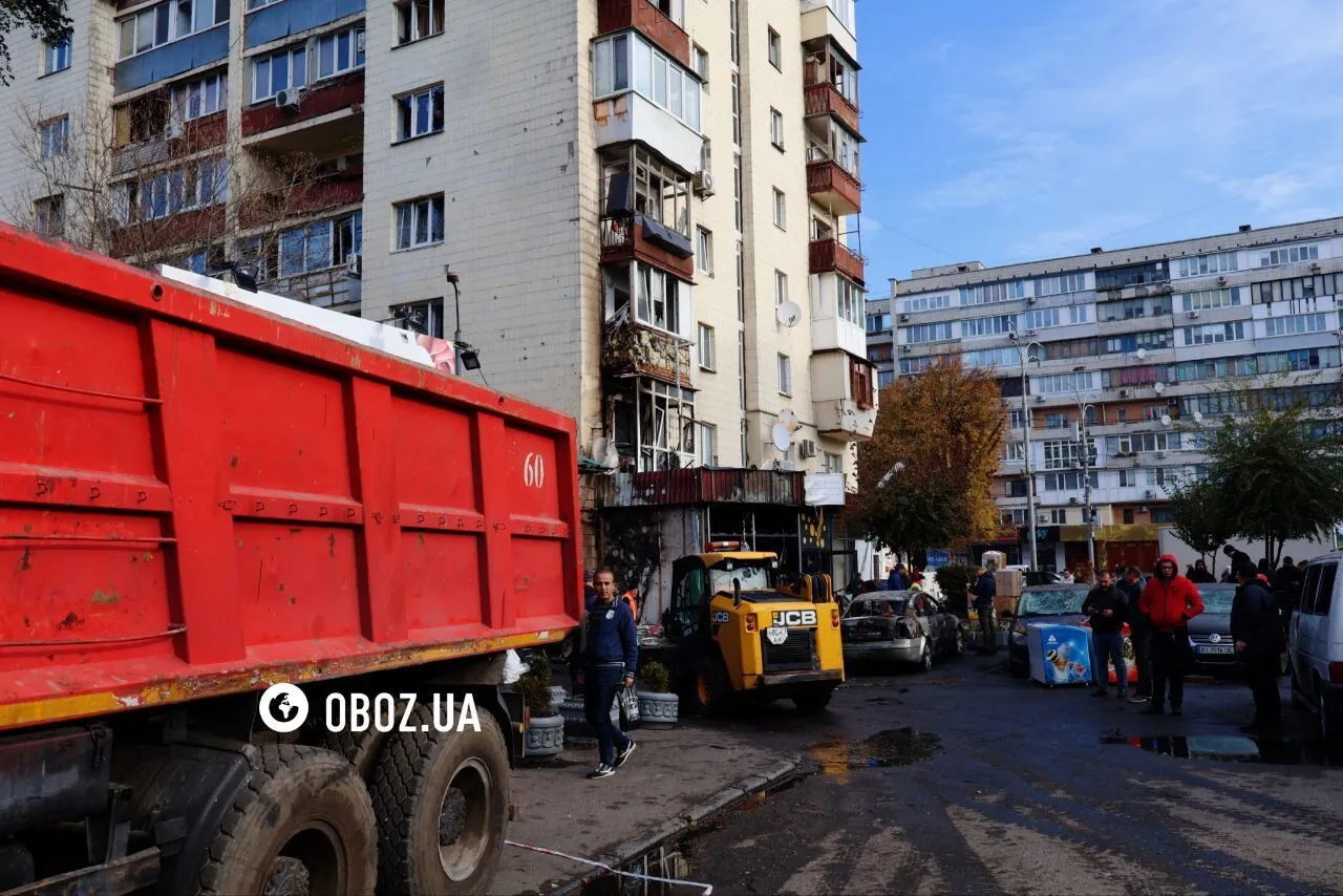 Поврежден дом и уничтоженные огнем машины: последствия очередной российской атаки на Киев. Фоторепортаж