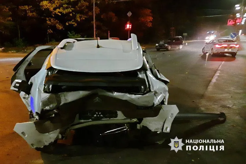 У Києві п’яний водій Mercedes на швидкості протаранив легковик: є постраждалий. Подробиці і фото