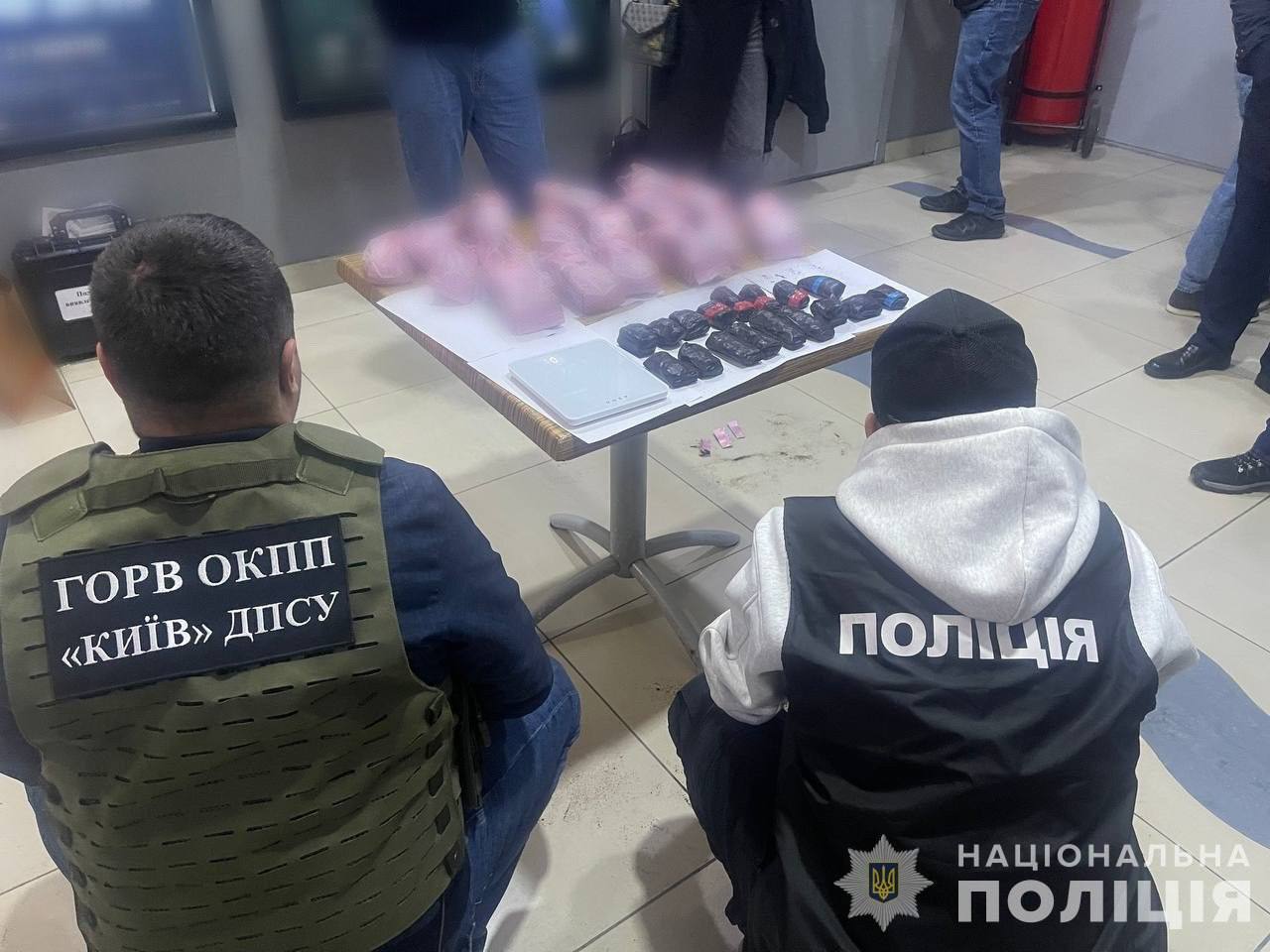 У Києві затримали "бізнесменів", які щомісяця заробляли понад 5 млн грн на кокаїні з ЄС. Подробиці, фото і відео
