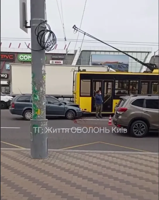 В Киеве на "Почайне" легковушка на скорости протаранила троллейбус с пассажирами в салоне. Фото и видео