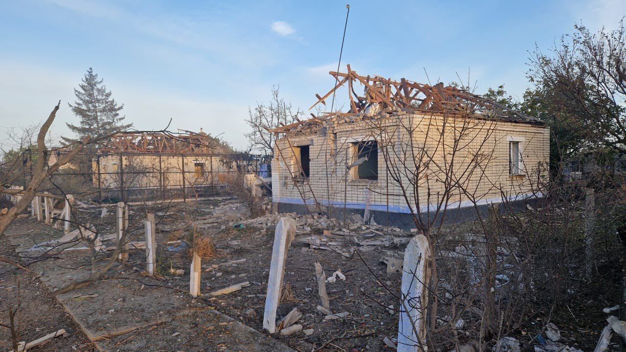 Окупанти атакували Херсонщину, пошкоджено десятки будинків: є постраждала. Фото