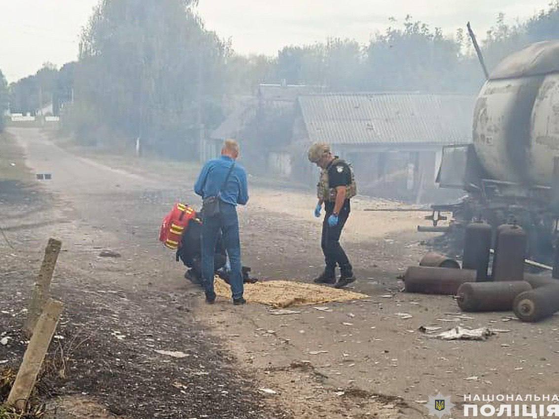 Окупанти вдарили по селу Гірськ на прикордонні Чернігівщини, є загиблі і поранені: серед жертв дитина. Фото