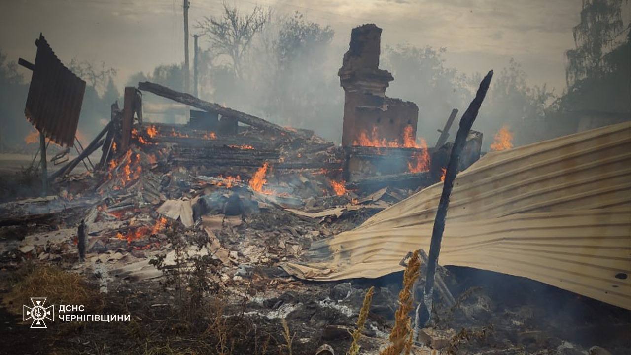 Окупанти вдарили по селу Гірськ на прикордонні Чернігівщини, є загиблі і поранені: серед жертв дитина. Фото