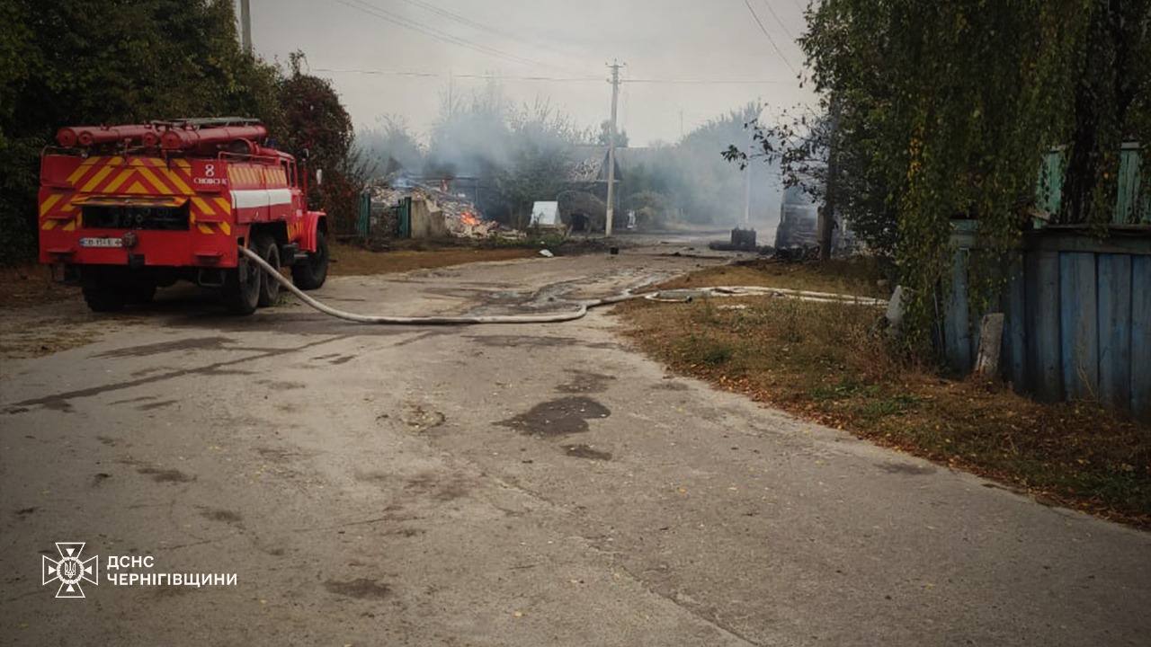 Окупанти вдарили по селу Гірськ на прикордонні Чернігівщини, є загиблі і поранені: серед жертв дитина. Фото