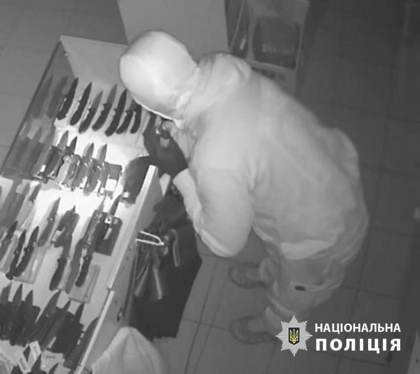 Обкрадав банкомати, обмінники та магазини: у Києві затримали серійного крадія-рецидивіста. Фото і відео