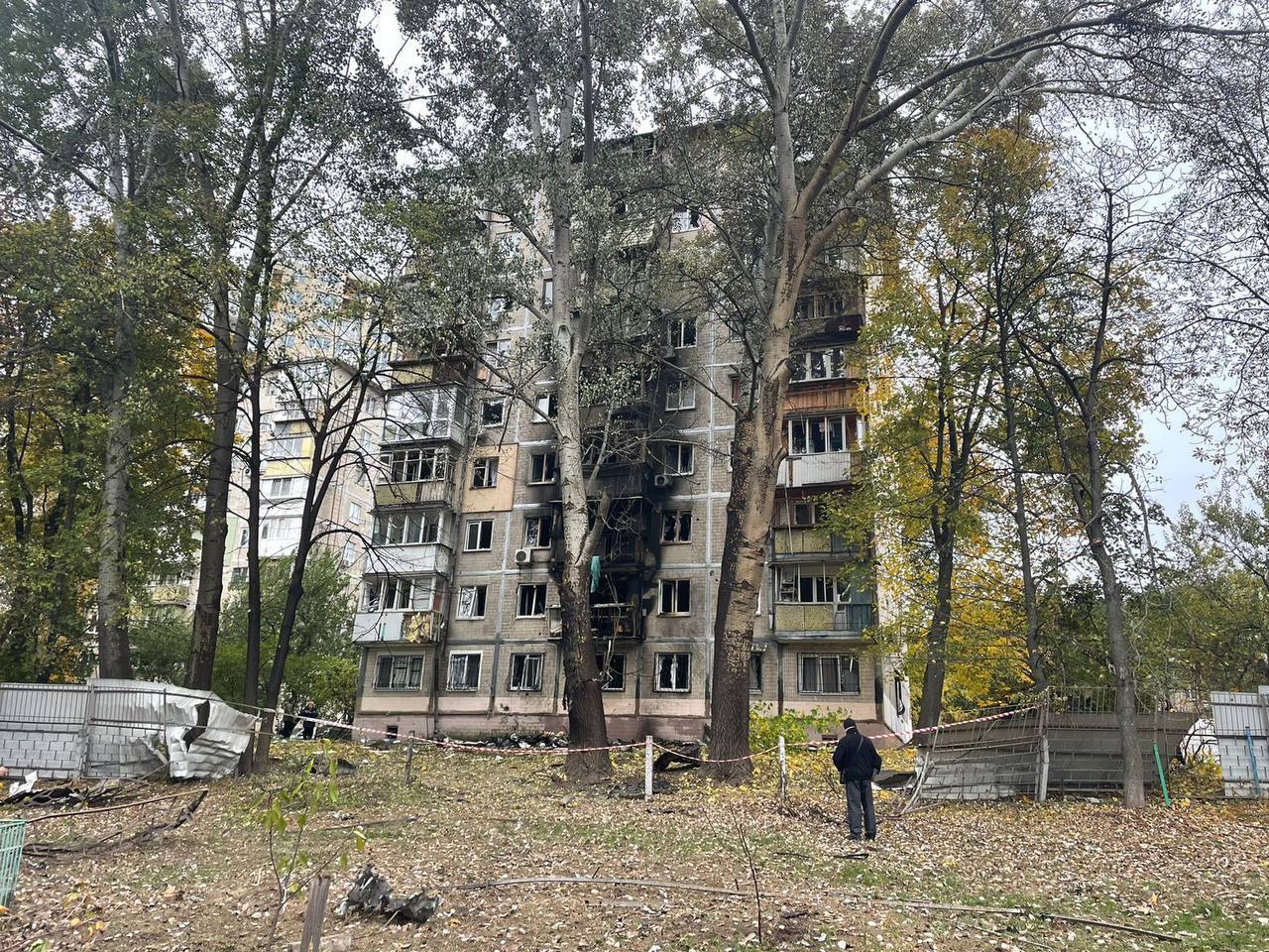 В результате российской атаки в Киеве было повреждено здание еврейской школы "Перлина". Подробности и фото