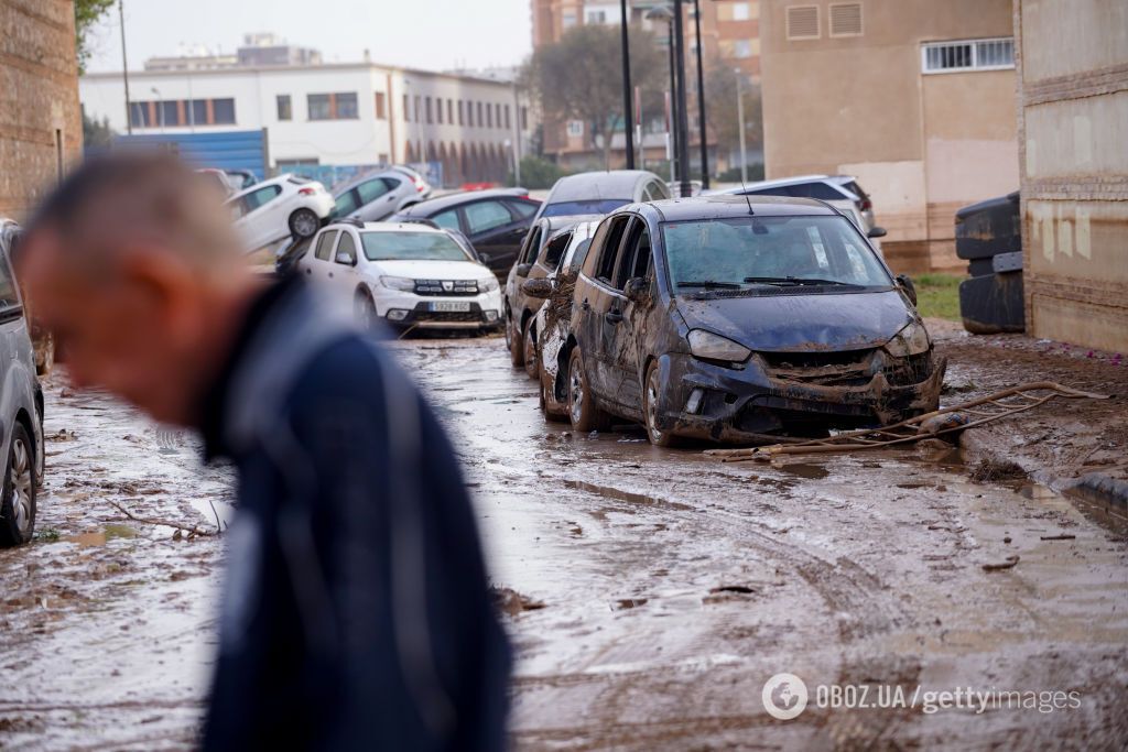 Вулиці завалені автомобілями: як Іспанія оговтується від смертельної повені. Фоторепортаж