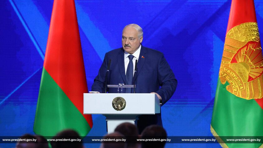 "Так откуда готовилось нападение?" Лукашенко заявил, что ему звонили украинские генералы, чтобы сдаться в плен, и стал посмешищем. Видео