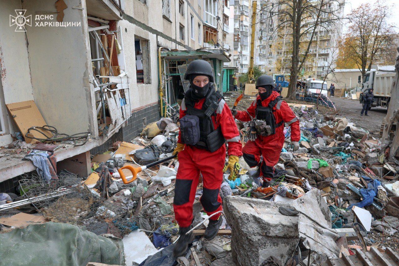 Розбір завалів завершено: у мережі показали, як виглядає багатоповерхівка у Харкові після удару РФ. Фото і відео