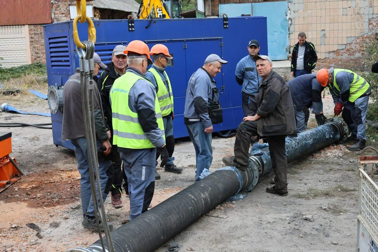 У Чернігові оголосили надзвичайну ситуацію: людей закликали зробити запаси води. Фото
